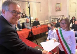 Il sindaco Marco Gallo riceve dalla sindaca jr Giulia Ferrara il programma per l'anno scolastico in corso